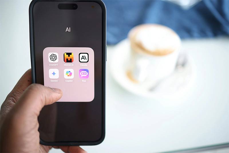 movil con varias app IA
